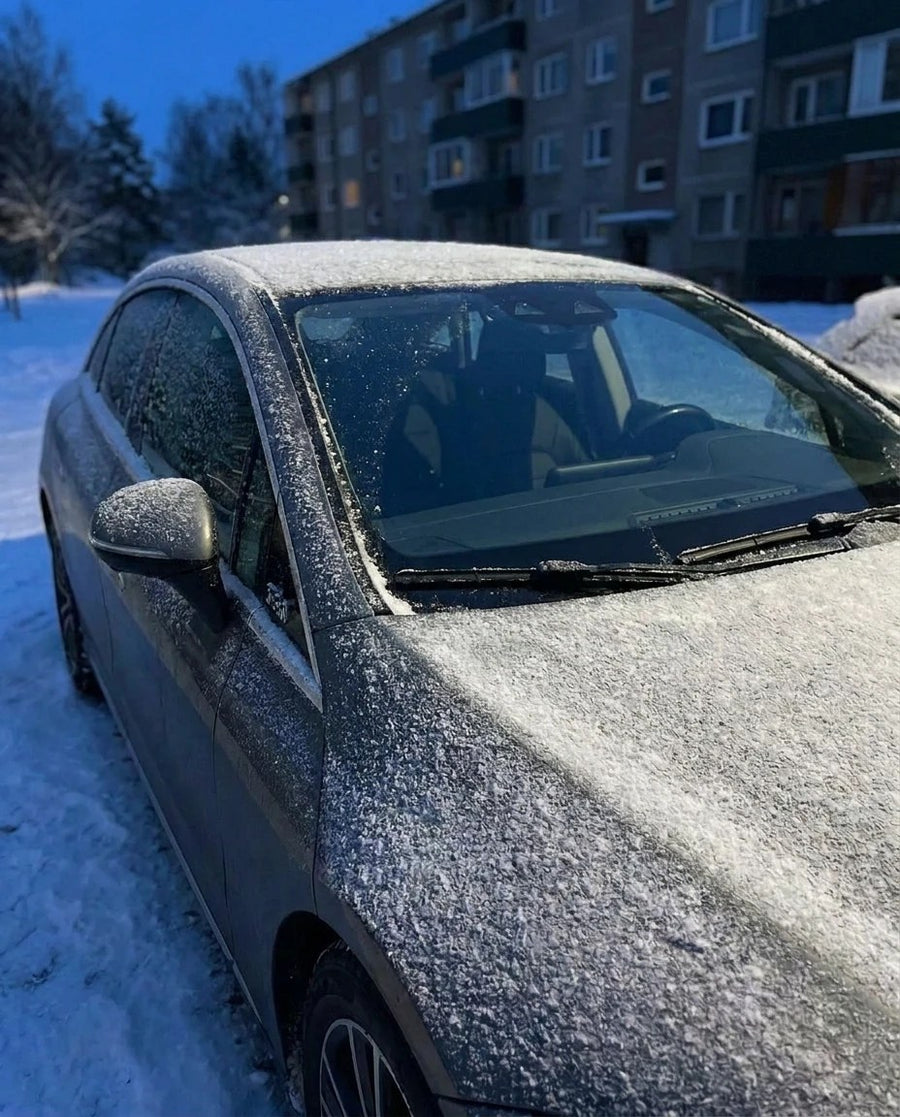 Auto z czystą szybą i lusterkami po zdjęciu osłony
